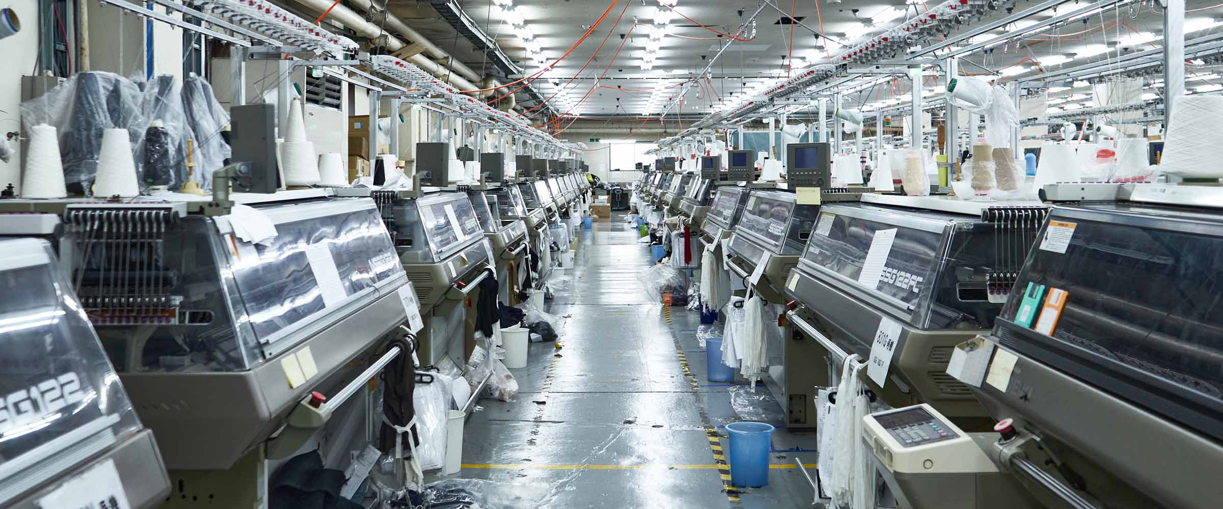 編み機が並ぶニット工場の全景