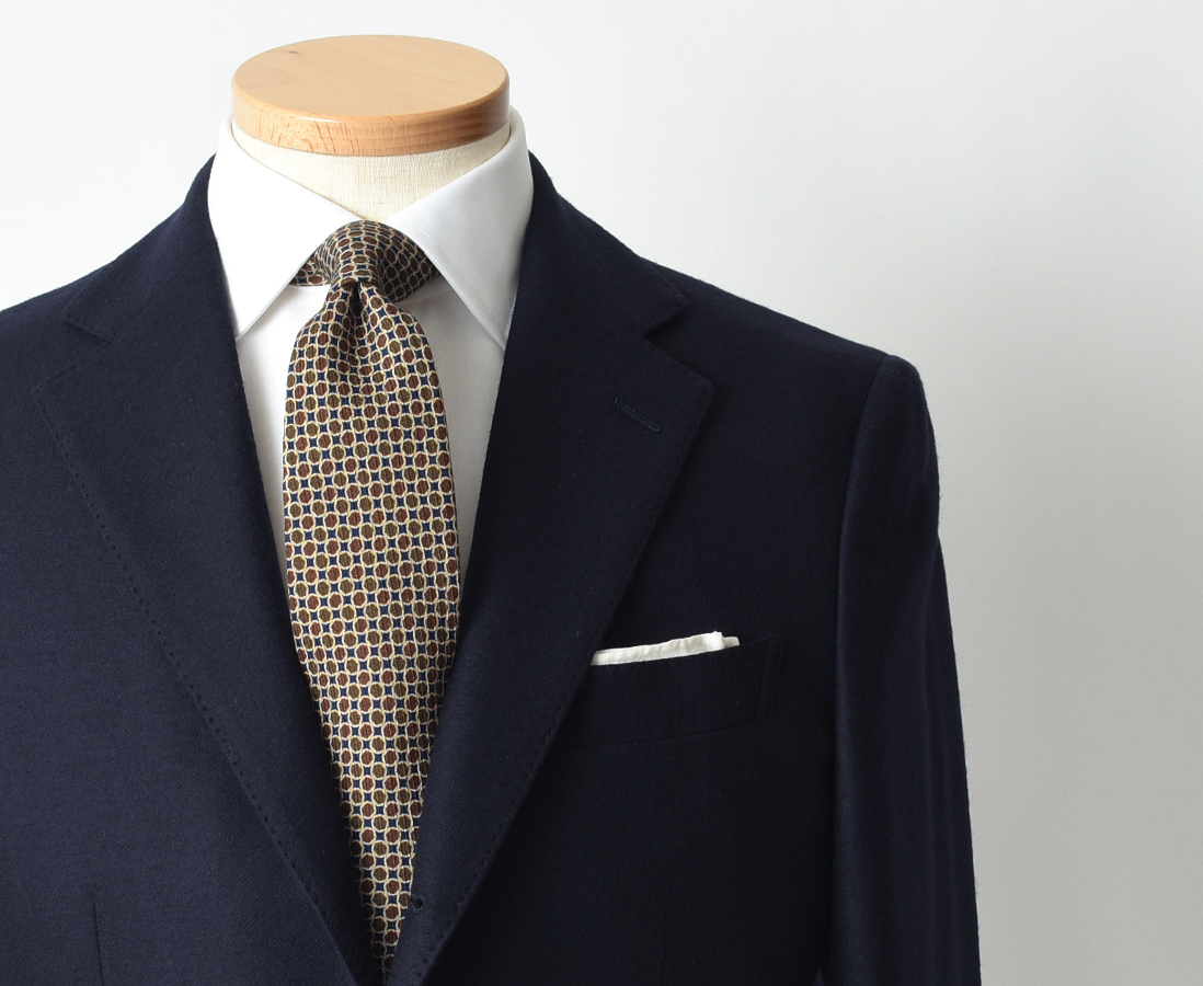 白シャツに合うネクタイ メーカーズシャツ鎌倉 公式通販 Maker S Shirt Kamakura メーカーズシャツ鎌倉 公式通販 日本製ワイシャツ オーダーシャツ ビジネスシャツ カッターシャツ ニットシャツ オフィスカジュアル ネクタイ ブラウス